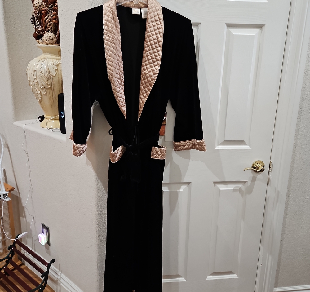 Elegant Black and Tan Women's Robe